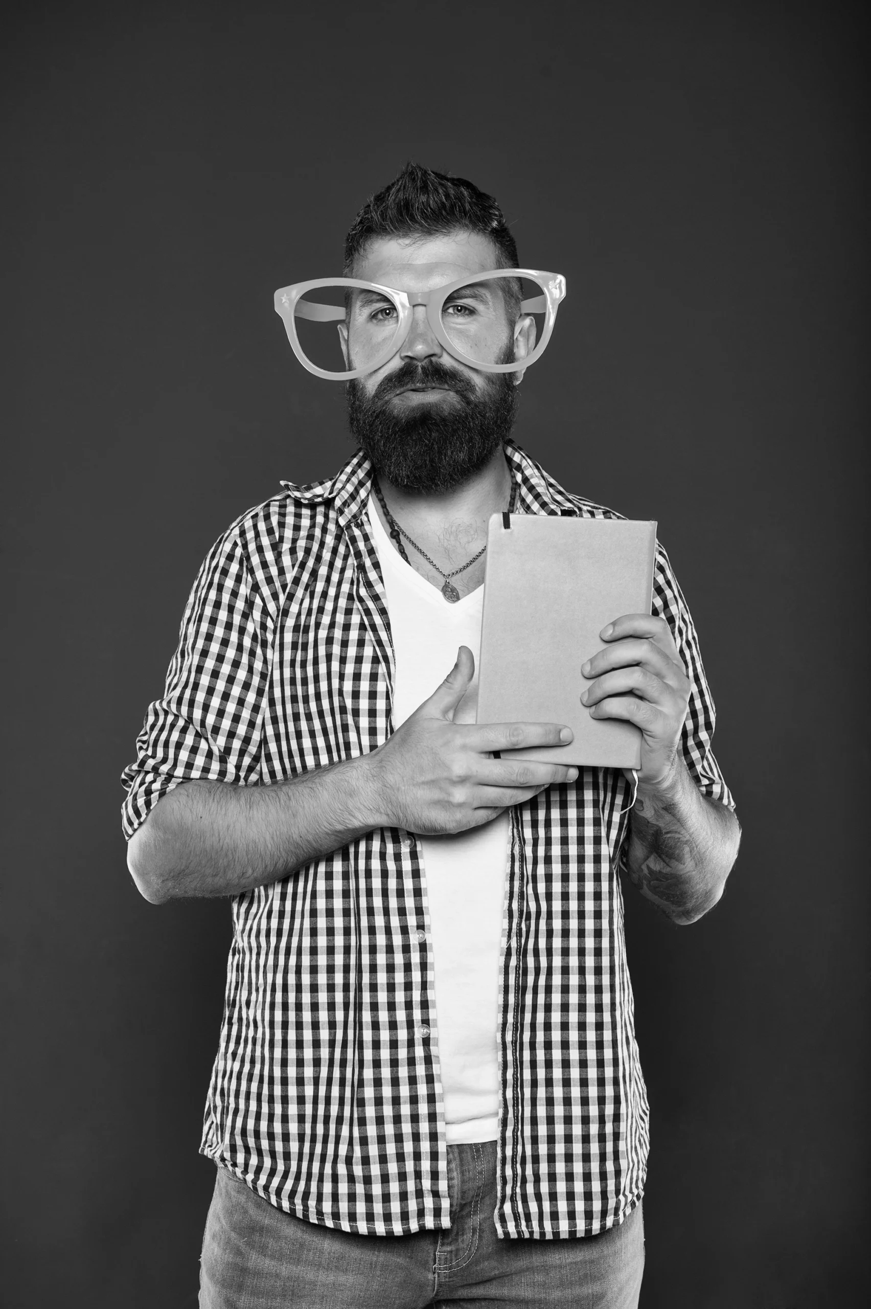 nerd es el nuevo y genial nerd de estudio con libro nerd de libro con gafas elegantes estudiante uni
