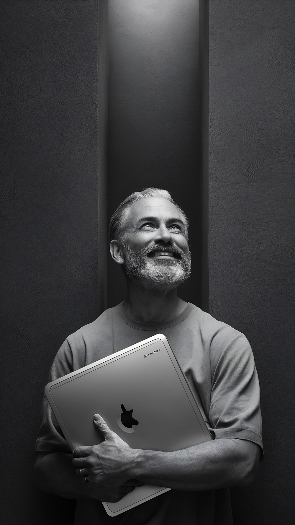 retrato de un hombre barbudo sonriente sosteniendo una computadora personal plateada y mirando hacia arriba aislado sobre